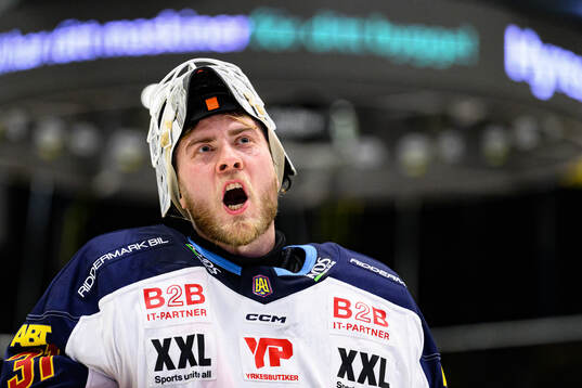 Djurgårdens målvakt Viktor Andrén jublar