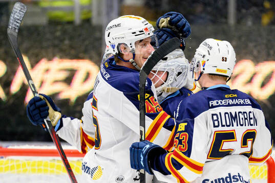 Djurgårdens Hugo Blixt och målvakt Viktor Andrén jublar