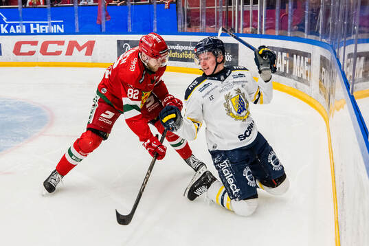Moras Roope Laavainen och Södertäljes Viktor Liljegren