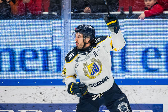 Södertäljes Jacob Dahlström jublar