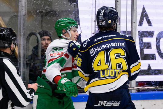 Rögles Isac Solberg och HV71s Joona Luoto