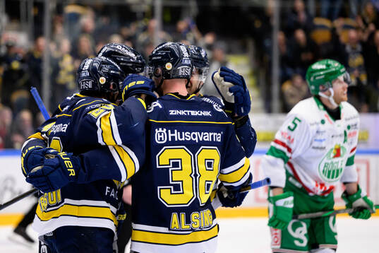 HV71s spelare jublar med Andre Petersson