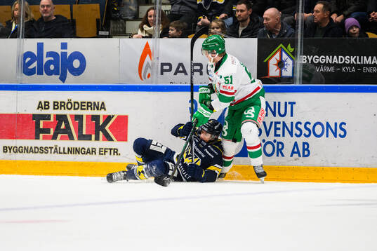 HV71s Andre Petersson och Rögles Calle Själin