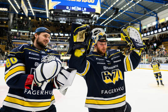 HV71s målvakt Hugo Alnefelt och målvakt Frederik Dichow