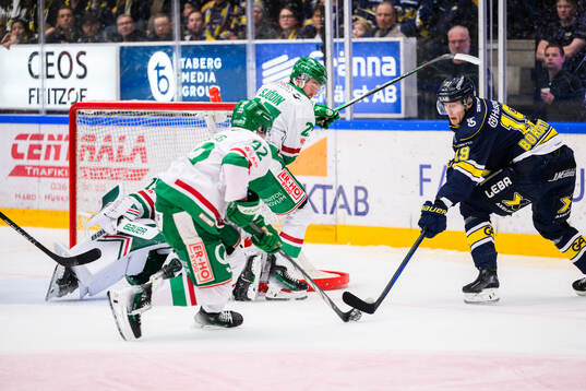 HV71s Henrik Borgström och Rögles Isac Solberg