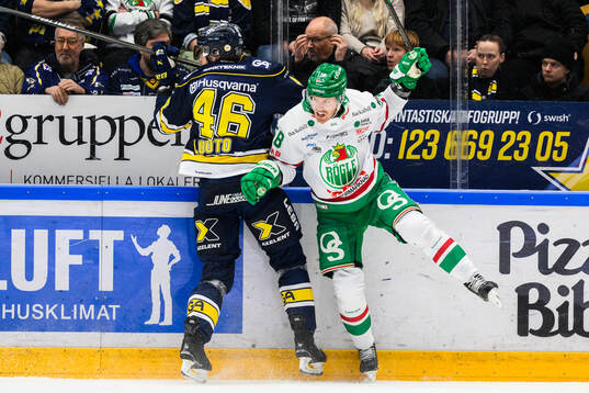 HV71s Joona Luoto och Rögles Filip Johansson