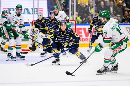 HV71s Jonathan Ang och Rögles Lukas Ekeståhl-Jonsson