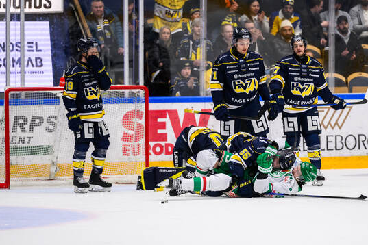 HV71s Mikael Seppälä och Rögles Dennis Everberg
