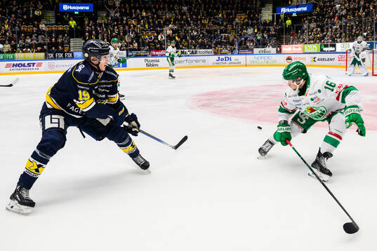 HV71s Henrik Borgström och Rögles Lukas Ekeståhl-Jonsson