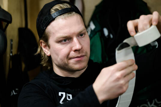 Färjestads Oskar Steen tejpar klubban