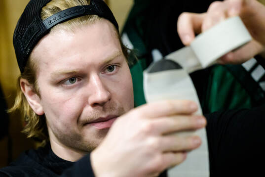 Färjestads Oskar Steen tejpar klubban