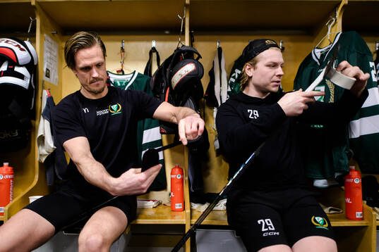 Färjestads Magnus Nygren och Oskar Steen tejpar klubbor