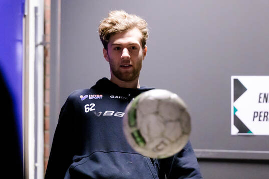 Frölundas Wiktor Nilsson värmer upp