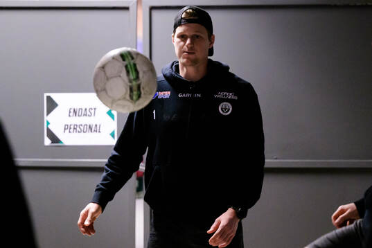 Frölundas målvakt Lars Johansson värmer upp