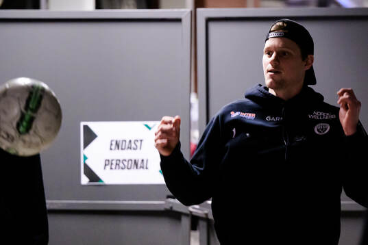 Frölundas målvakt Lars Johansson värmer upp