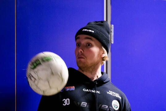 Frölundas målvakt Tobias Normann värmer upp