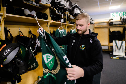 Färjestads Axel Bergkvist kollar in tröjan som han och