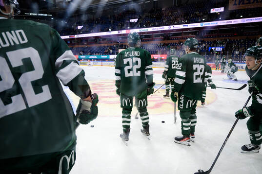 Färjestads spelare värmer upp med Färjestads Per