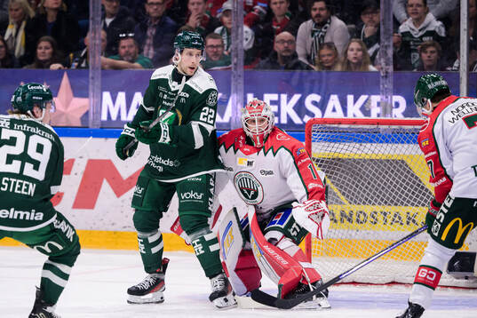 Färjestads Per Åslund och Frölundas målvakt Lars