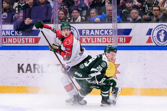 Frölundas Noah Dower Nilsson och Färjestads Oskar Steen