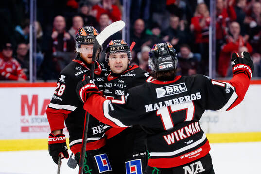 Örebros Linus Arnesson och David Quenneville jublar