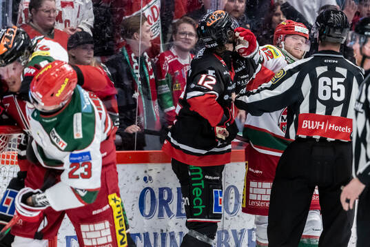 Örebros Noah Steen och Modos Oscar Pettersson bråkar
