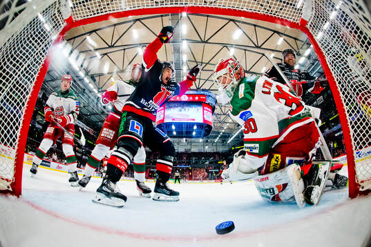 Örebros Glenn Gustafsson jublar vid 3-4 på Modos målvakt