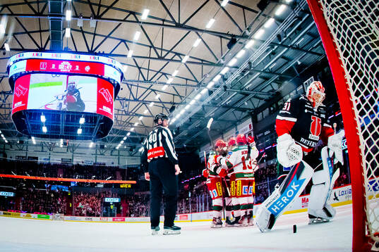Modos Lukas Jasek jublar och Örebros Jhonas Arntzen deppar