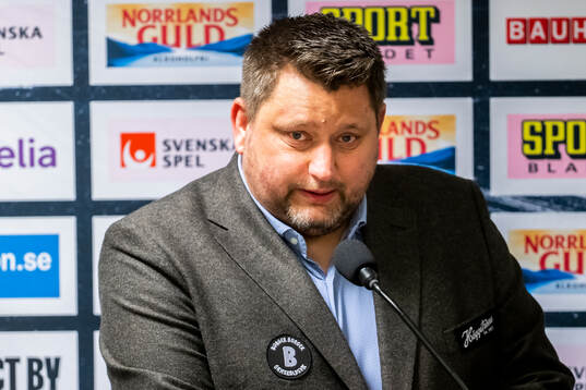 Modos tränare Mattias Karlin på presskonferensen
