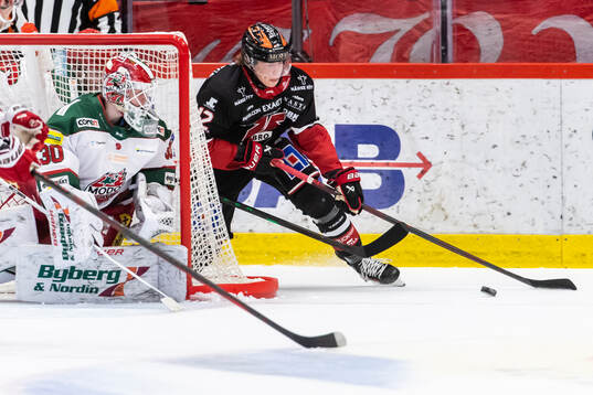 Örebros Noah Steen mot Modos målvakt Lassi Lehtinen