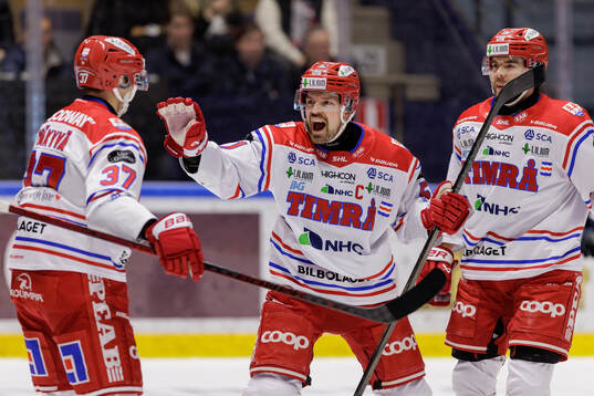 Timrås Kristian Näkyvä och Anton Lander jublar