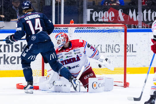 Linköpings Eddie Genborg gör 2-1 bakom Timrås målvakt