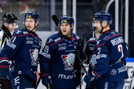 Linköpings Patrick Russell jublar med lagkamrater