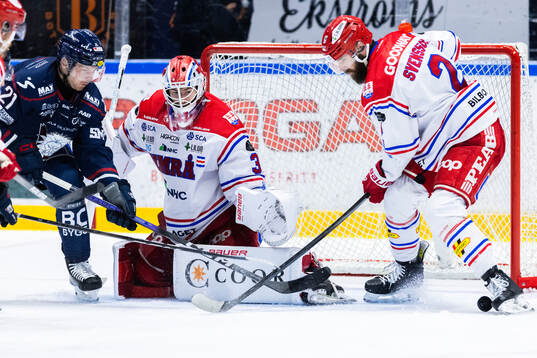 Linköpings Christoffer Ehn mot Timrås målvakt Tim Juel