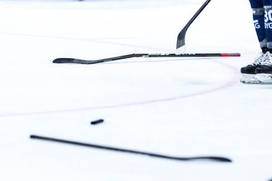 Trasiga ishockeyklubbor