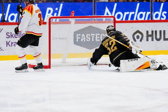 Brynäs Jakob Silfverberg och Skellefteås målvakt Linus