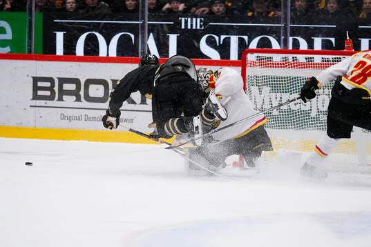 Skellefteås Frans Haara och Brynäs målvakt Ludvig Persson