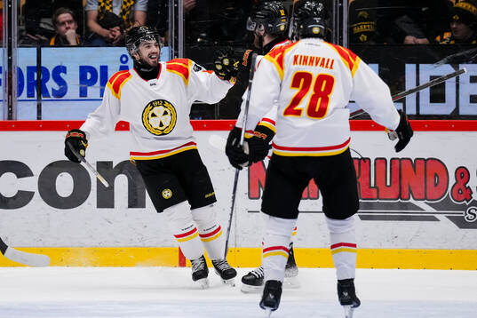 Brynäs Bobby Trivigno jublar