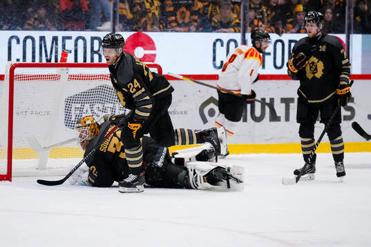 Skellefteås Oscar Lindberg och målvakt Linus Söderström