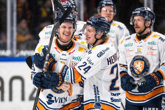Växjös Hugo Gustafsson och Karl Henriksson jublar