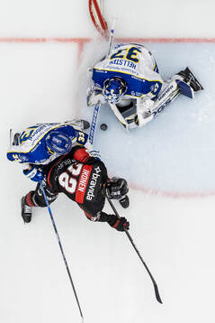 Leksands Eddie Larsson och Malmö Redhawks Joona Ikonen och
