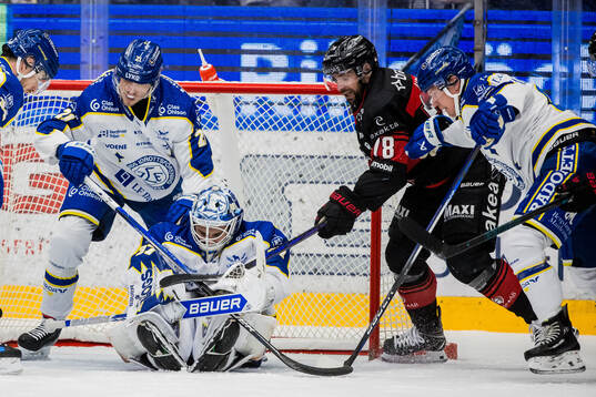Leksands Joonas Lyytinen och målvakt Jakob Hellsten och