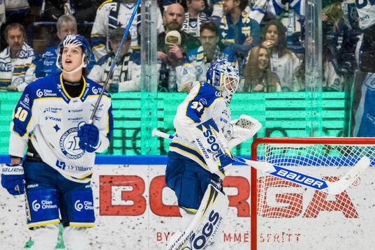 Leksands Anton Johansson och målvakt Jakob Hellsten deppar