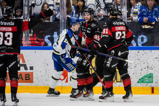 Malmö Redhawks Carl Persson jublar