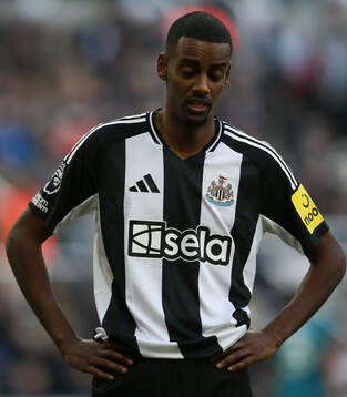 Alexander Isak of Newcastle United looks dejected