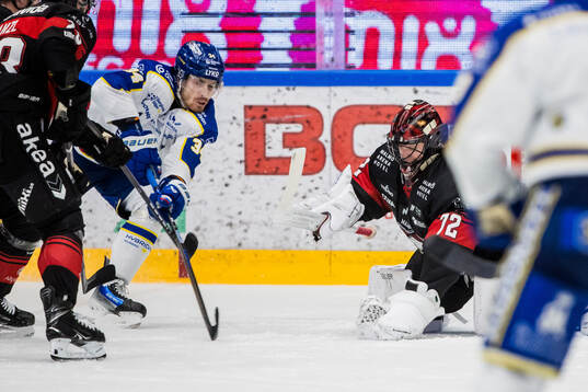 Leksands Peter Cehlarik och Malmö Redhawks målvakt Daniel