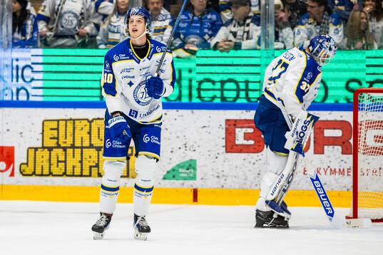 Leksands Anton Johansson och målvakt Jakob Hellsten deppar