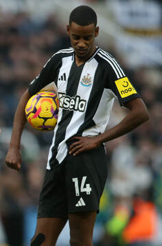 Alexander Isak of Newcastle United looks dejected