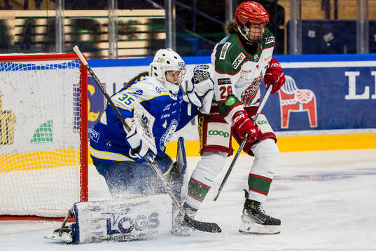 Leksands målvakt Emma Polusny och Modos Ella Albinsson