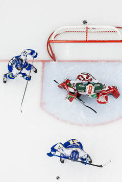 Leksands Lillian George  och Modos målvakt Andrea Brändli